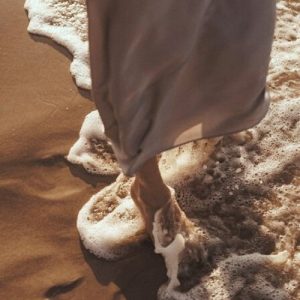 Frau am Meer barfuß im Wasser Frau geht barfuß in der Brandung